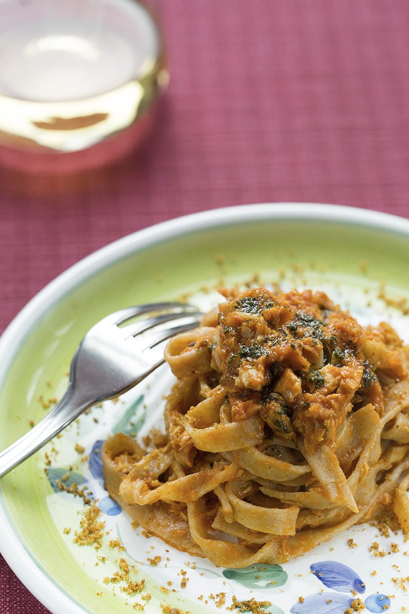 Tagliatelle di farina biologica siciliana al ragù di alalunga