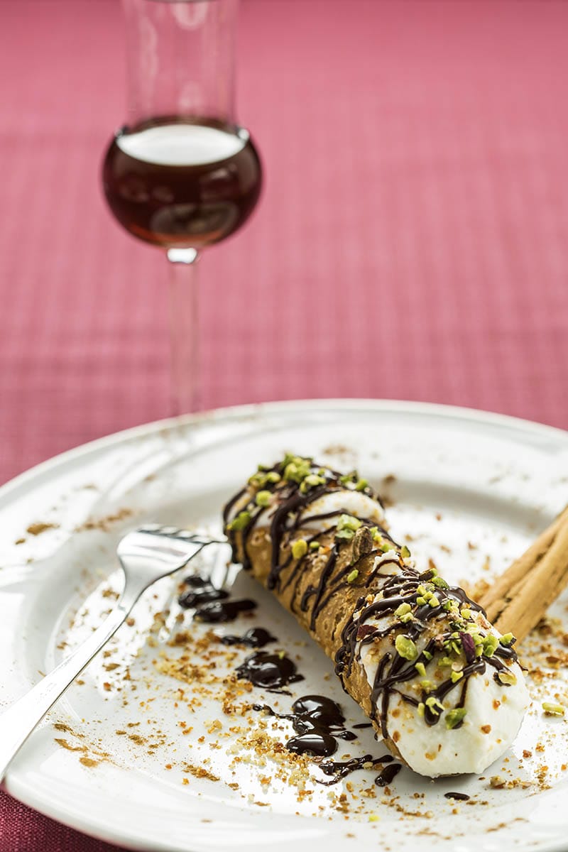 Cannolo di ricotta di pecora secondo la tradizione siciliana